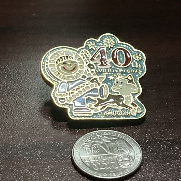 Hallmark 40th Anniversary 2019 Husky Inuit Winter Lapel Hat Pin - Picture 2 of 3
